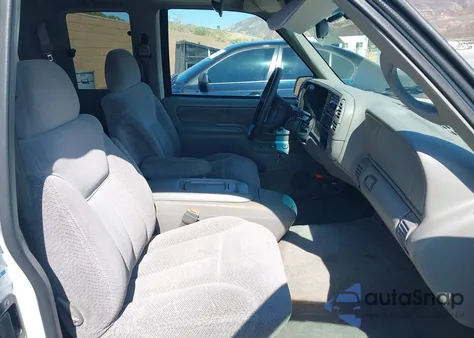 1997 Chevrolet C1500 Fleetside z USA, uszkodzony, nr VIN 2GCEC19R8V1191540